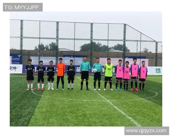 足球场上的白人帅哥球员们展现魅力与实力的完美结合 足球场上的白人帅哥球员们展现魅力与实力的完美结合